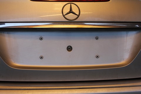 Abgebaute Nummerschildhalterung am Heckdeckel Mercedes W211