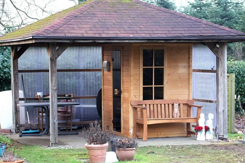 Die Sauna im Garten fertig aufgebaut.