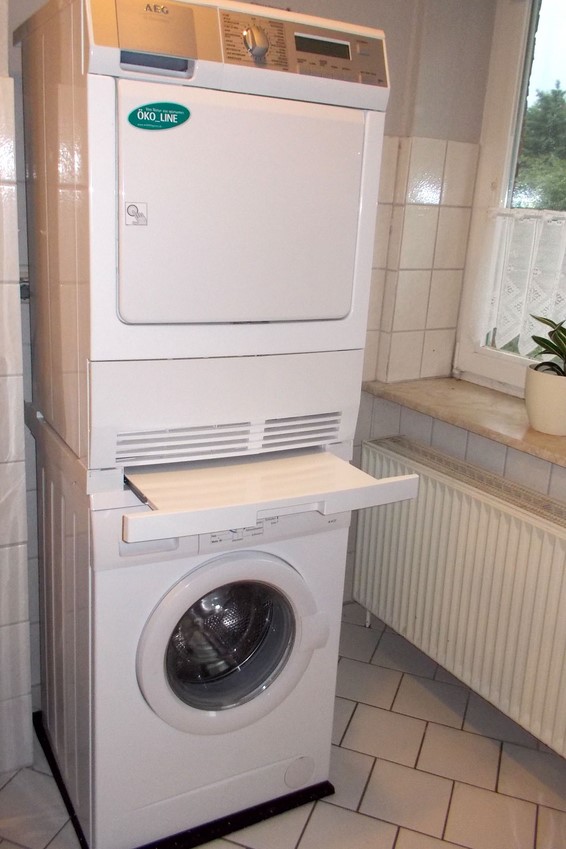 Trockner auf Waschmaschine mit Verbindungsrahmen LustSparen.de