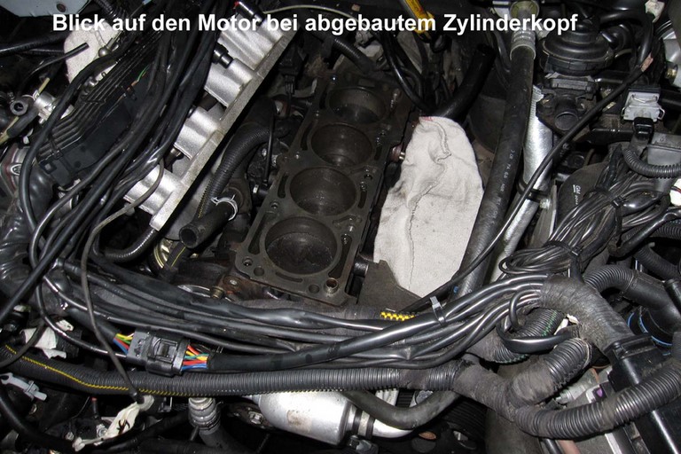 Im Rahmen des Austausch vom Auspuffkrümmer wurde der Zylinderkopf augebaut. Hier ist ein Blick auf den Motor von meinem Auto bei abgebautem Zylinderkopf.