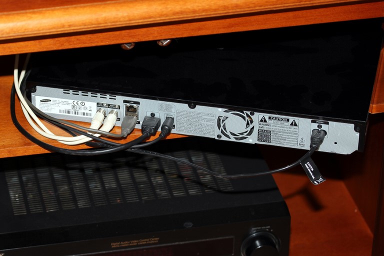 An den Blu-Ray-Player sind diverse Kabel angeschlossen.