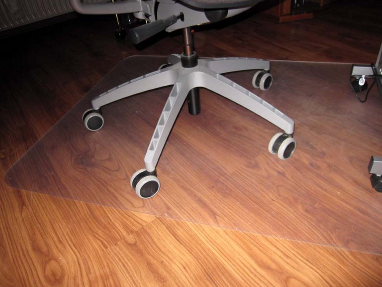 Bodenschutzmatte soll Kratzer im Laminat vermeiden - Lust-Sparen.de