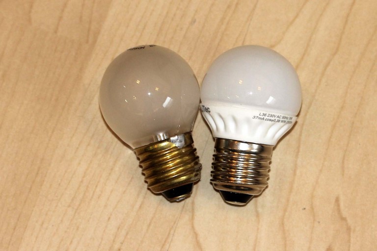 Alte Glühbirne und neues LED-Leuchtmittel für den Leuchtglobus