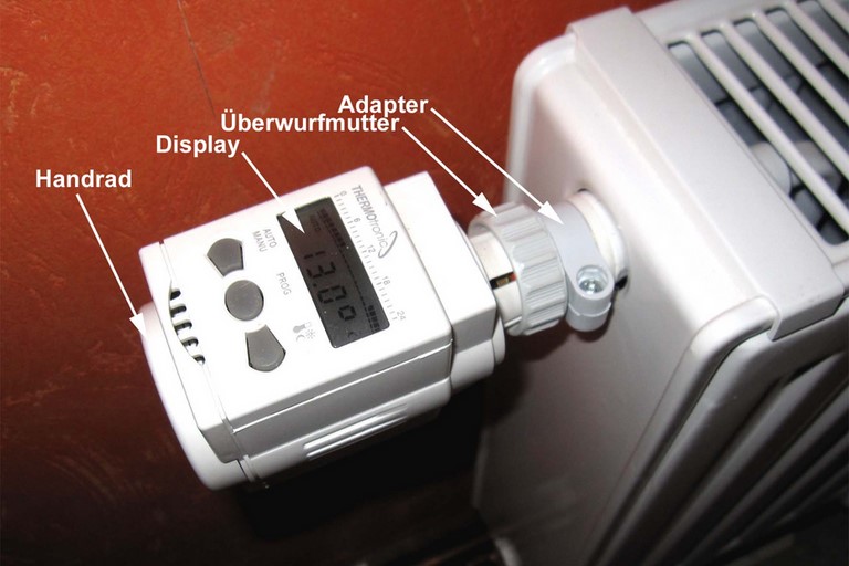 Elektronischer Heizkörperthermostat auf Adapter montiert