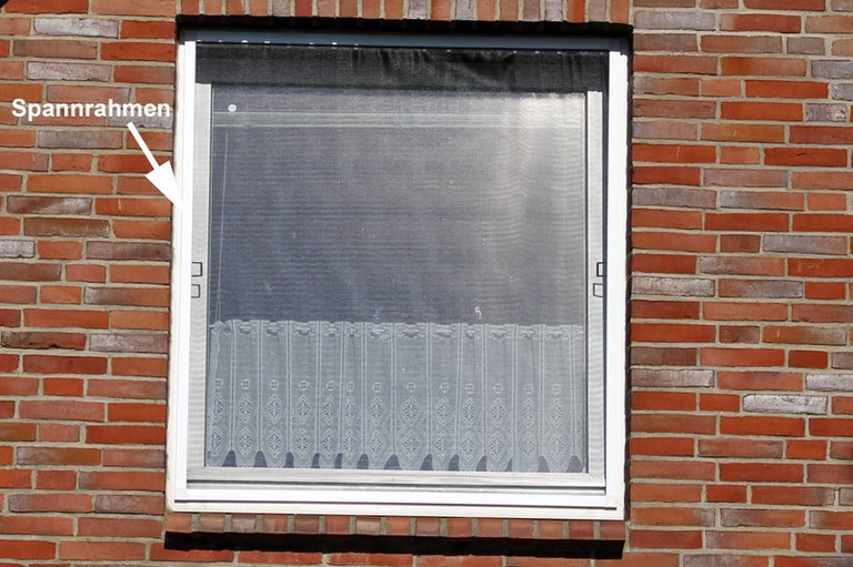 Spannrahmen mit Insektenschutzgitter am Fensterrahmen montiert