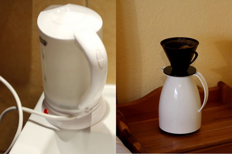 Zum Kaffee aufgiessen einen Reisewasserkocher, Kaffeekanne, Filter und Filtertüte verwenden.
