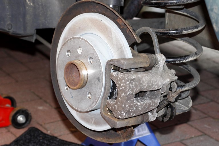 Bremsbeläge und Bremsscheiben hinten wechseln LustSparen.de