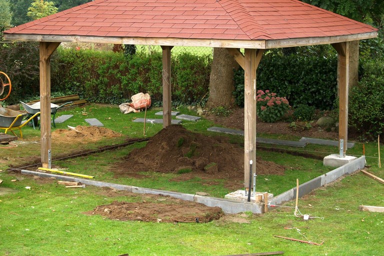 Die Rasenkantensteine unter unserem Gartenpavillon wurden in Beton eingesetzt.