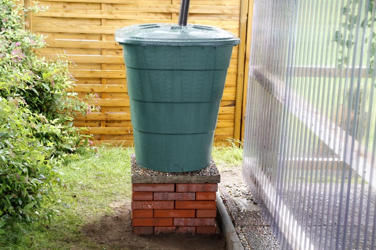 Regentonne auf selbst gebauten Unterstand aufstellen LustSparen.de