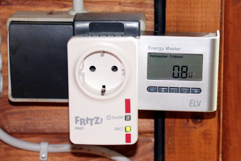 Stromverbrauch der steuerbaren Steckdose mit Energiekostenmessgerät messen