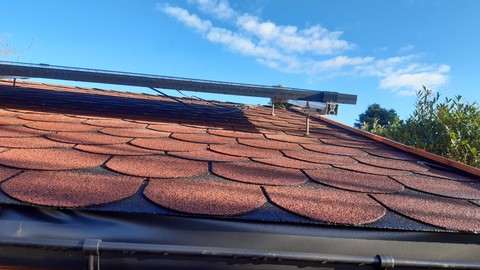 Solarzelle auf dem Gartenhausdach