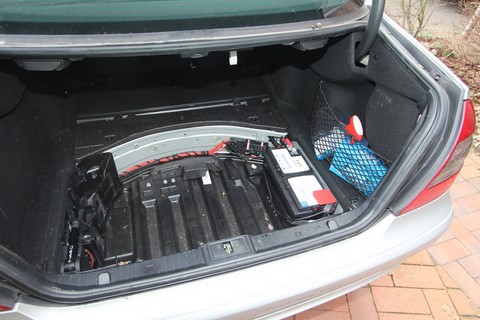 Die Autobatterie im Kofferraum des Mercedes W211 ist zugänglich