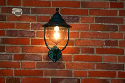 An unserem Haus montierte neue Aussenlampe mit Halogenlampe in Glühlampenform