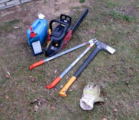 Baumpflege: Werkzeug um das abgesägte Holz zu zerkleinern
