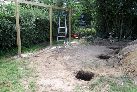 Carport bauen: Fundamentlöcher für zweite Reihe ausgehoben