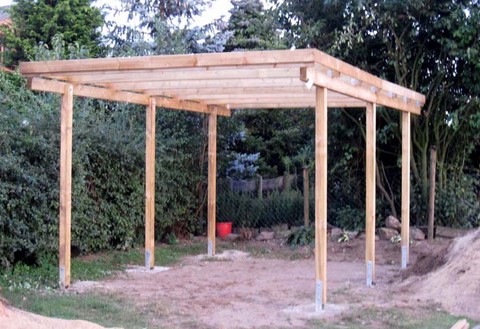 Carport bauen: Fertig aufgebaute Holzkonstruktion