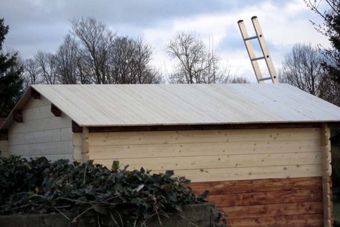 Gartenhaus aufbauen: Dachbretter verlegt