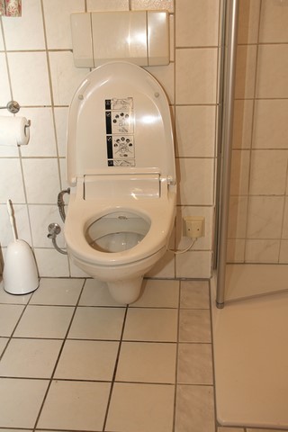 Dusch-WC-Aufsatz fertig installiert