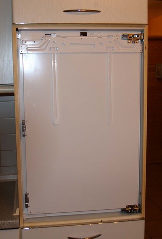 Einbaukühlschrank in die Nische eingebaut.