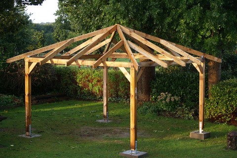 Gartenpavillon aufbauen: Dachkonstruktion erstellt
