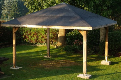 Gartenpavillon aufbauen: Dachpappe aufgelegt