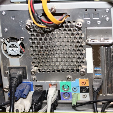 Rückseite des PC mit angeschlossenen Kabeln