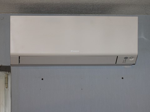 Das Innengerät der Luft-Luft-Wärmepumpe im Arbeitszimmer