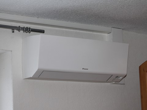 Das Innengerät der Luft-Luft-Wärmepumpe im Schlafzimmer