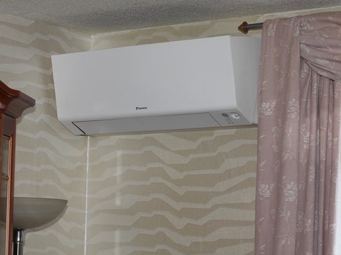 Das Innengerät der Luft-Luft-Wärmepumpe im Wohnzimmer