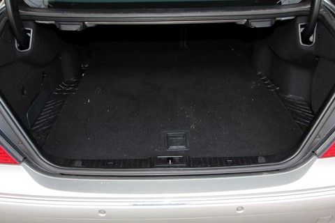 Kofferraum nach Autogasumrüstung und Auskleidung mit Styrodur