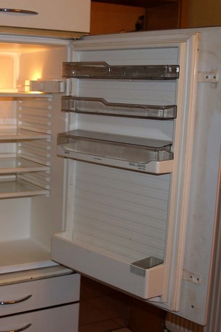 Alter Kühlschrank mit Schlepptür Technik
