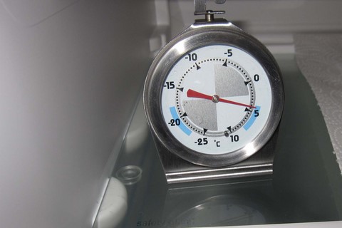 Temperatur im Kühlschrank mit einem Kühlschrankthermometer messen