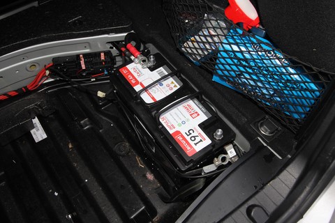 Neue Autobatterie ist im Kofferraum platziert