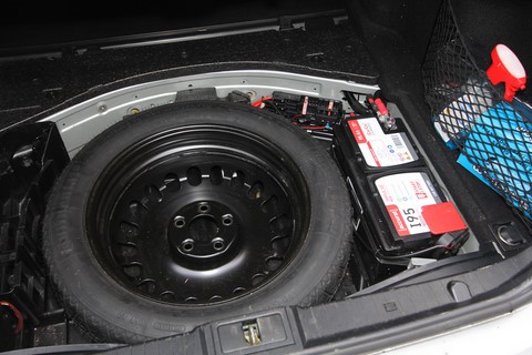 Reserverrad wieder im Kofferraum hineingelegt