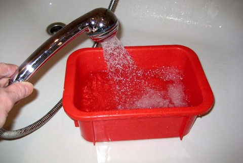 Wasserverbrauch mit neuem wassersparenden Duschkopf messen