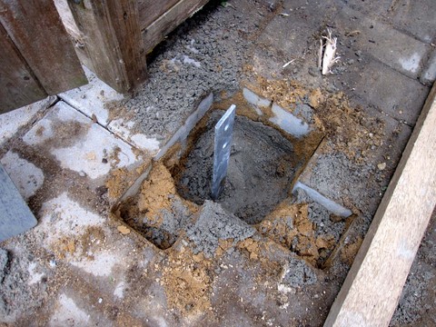 Gartenhaus Punktfundament: Loch mit Beton aufgefüllt