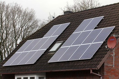 Photovoltaikanlage (PV-Anlage) auf dem Dach unseres Hauses