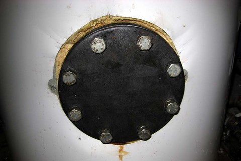 Warmwasserspeicher reinigen: Reinigungsflansch mit aufgesetztem Flanschdeckel