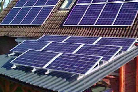 Photovoltaik-Inselanlage (PV-Inselanlage) auf dem Dach eines Gartenhauses