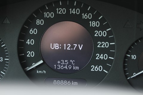 Mercedes W211 die Batteriespannung im Kombiinstrument anzeigen