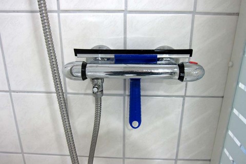 Wasser sparen beim Duschen durch Thermostatarmatur und Duschstoppeinsatz
