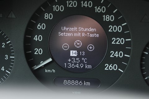 Mercedes W211 Uhrzeit Stunden einstellen