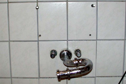 Wand bei abgebautem Waschtisch