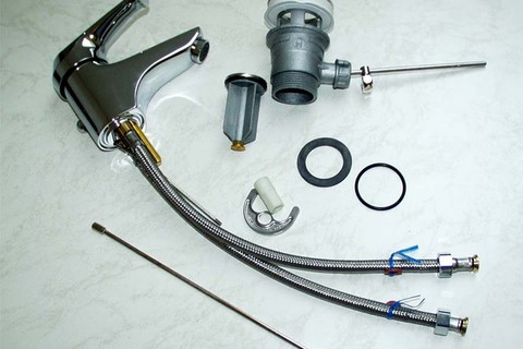 Die Einzelteile der neuen Armatur