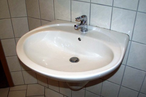 Waschtisch-Armatur vor dem Austausch