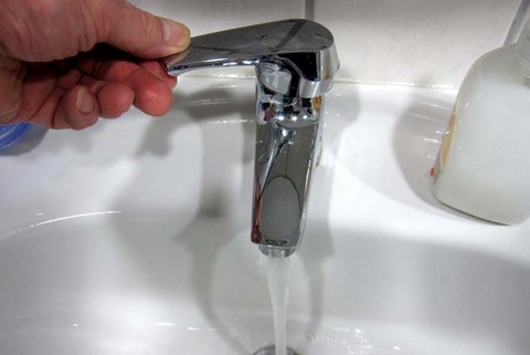 Wasser sparen beim Händewaschen durch Einhebelmischer