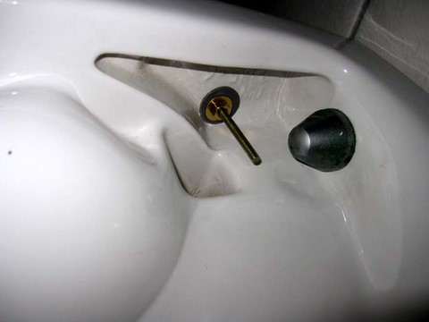 Blick von unten auf die Gewindestange eines Scharniers vom WC-Sitz