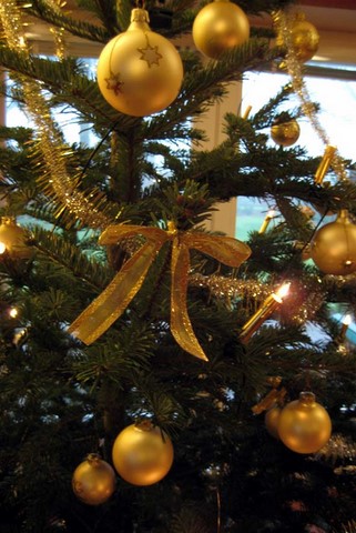 Christbaumkugeln und Christbaumschmuck in unserem Weihnachtsbaum