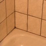 Fliesenfuge der Dusche im Badezimmer erneuern