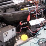 Autobatterie mit Ladegerät laden